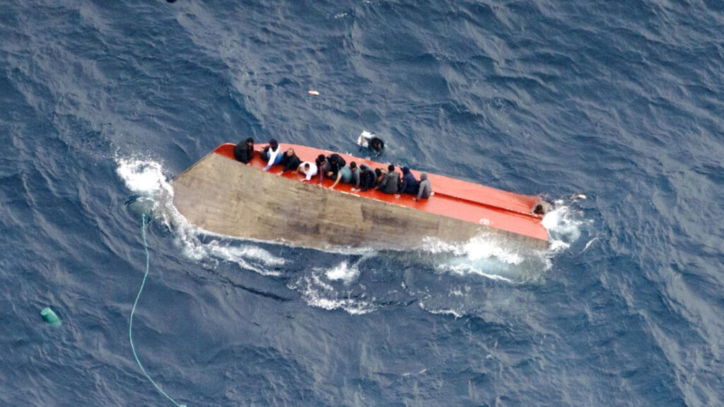 Sea Watch Italia: imbarcazione capovolta