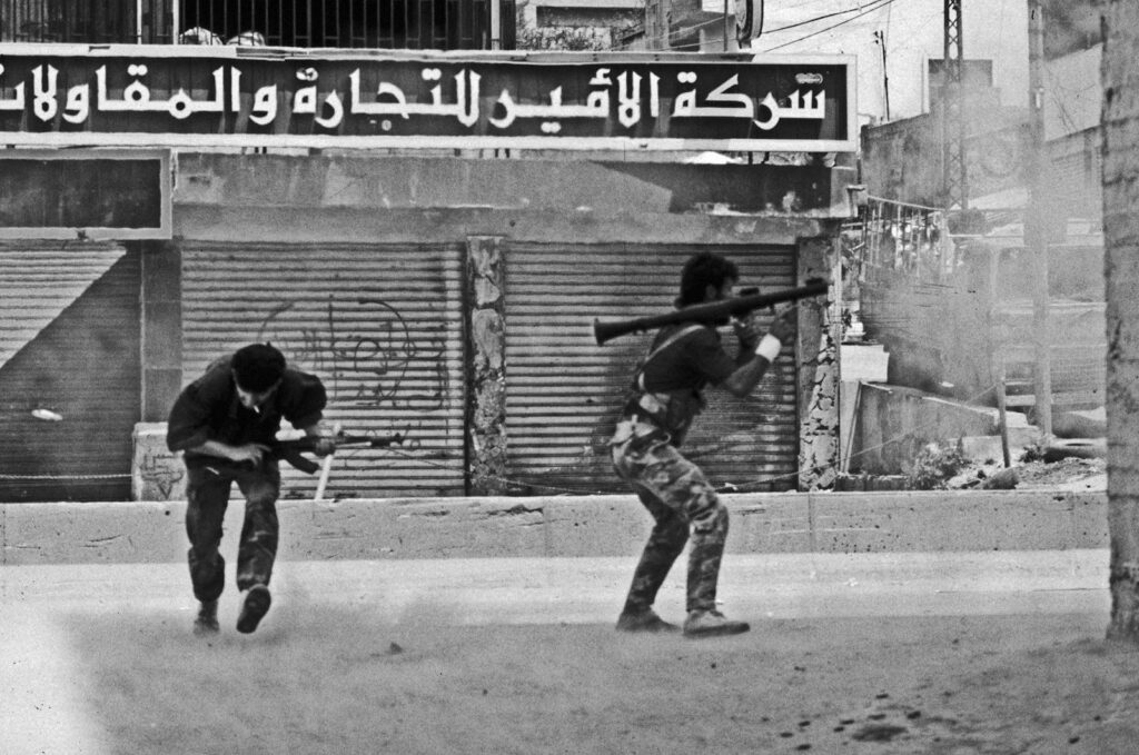 Miliziani di Hezbollah durante uno scontro a Beirut con combattenti di Amal, Getty Images