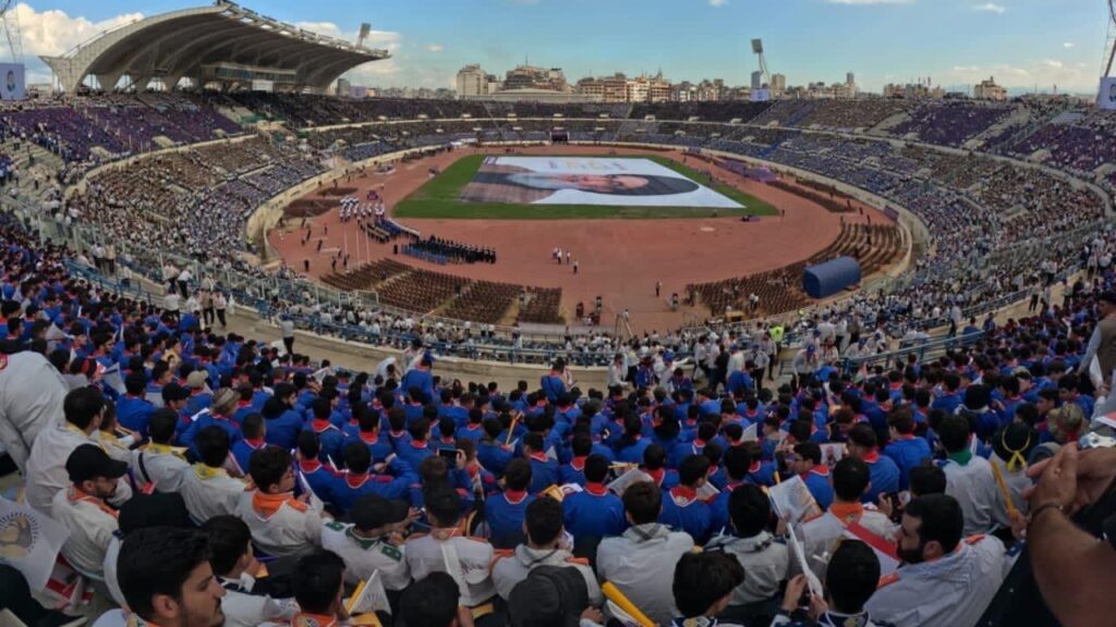70.000 membri degli Scout Imam Al-Mahdi partecipano alle commemorazioni per il 40° anniversario della fondazione dell’associazione e il primo anniversario dell'uccisione dei leader di Hezbollah Hassan Nasrallah e Hashem Safieddine presso lo stadio Camille Chamoun Sports City, Beirut, 12 ottobre 2025