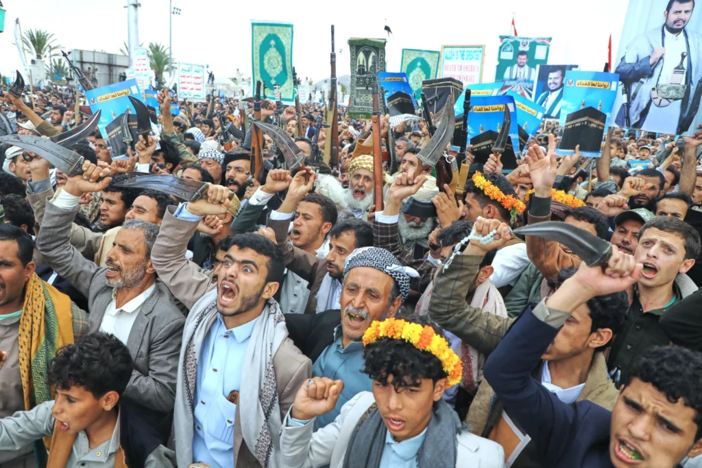 Sostenitori dei ribelli Houthi dello Yemen scandiscono slogan durante una manifestazione a sostegno del gruppo a Sanaa, Yemen,
