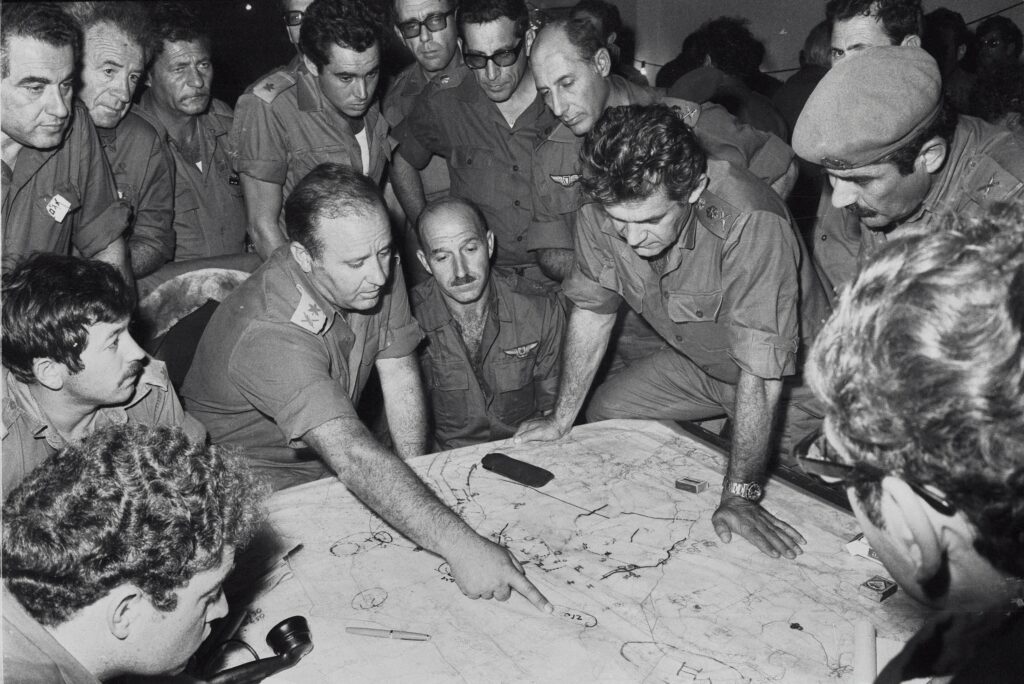 Il capo di stato maggiore israeliano durante una riunione al Comando Settentrionale, durante la guerra dello Yom Kippur.